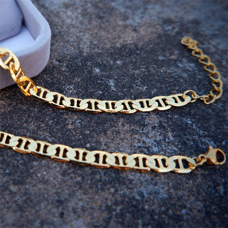 Metro Outline Name Necklace close-up chain detail only