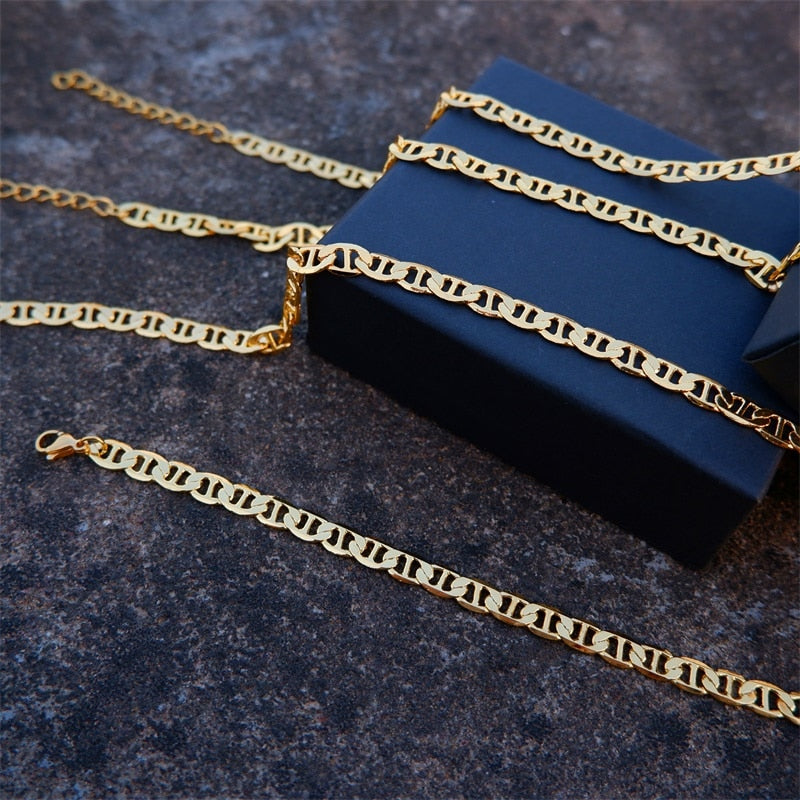 Metro Outline Name Necklace chain detail