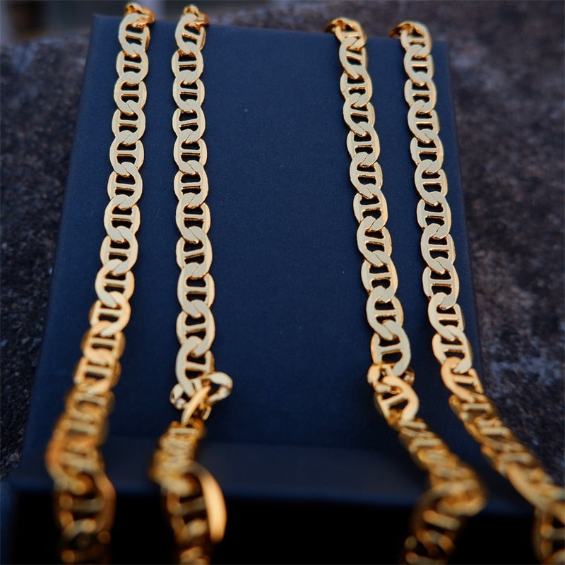 Metro Outline Name Necklace chain detail